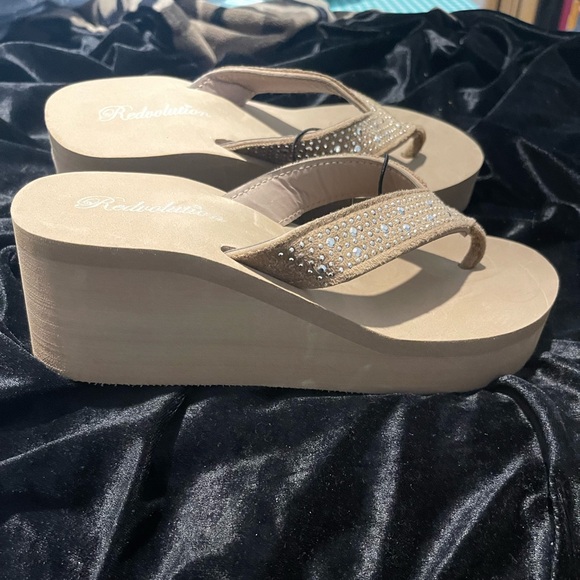 Redvolution Shoes - NWOT Redvolution Women’s Size 6 Tan Platform FlipFlops
